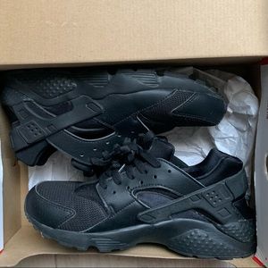 Black Nike Huaraches